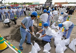 袋に砂詰め土のう作り　旧帯広南商高跡で市民ら防災訓練