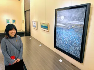 布に日本画、柄を生かして　紅露さん、札幌で個展