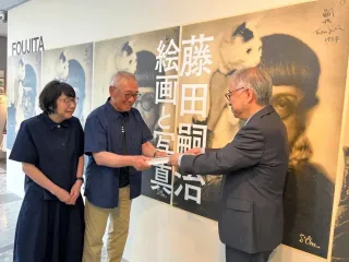 藤田嗣治 写真から解く＞③ ミシン踏み庶民性アピール：北海道新聞デジタル