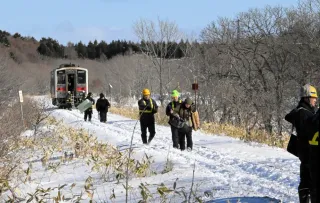 普通列車と衝突、トラック運転手死亡　乗客乗員8人けが　根室の踏切