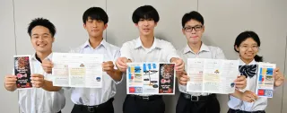 完成した英語表記のパンフレットを手にする生徒たち