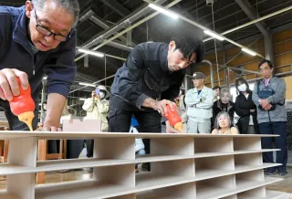 東川支える木工業、町民が見学　家具工場や町有林巡る