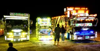 留辺蘂にデコトラ13台集結 きらびやかな電飾が北見の夜彩る：北海道