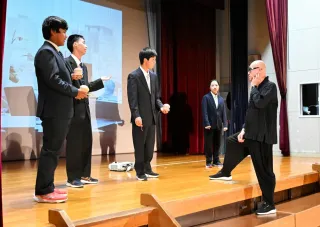 南富良野中生に演技指導　元演劇工場長・太田さん「切れが大事」