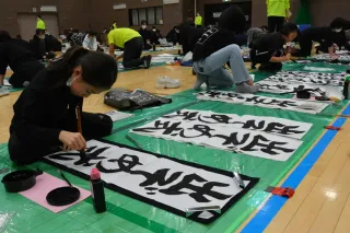 筆先に心込め「席書」に挑む　札幌で書き初め大会