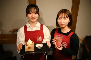 １周年を迎えた嶋谷カフェで、上川大雪酒造とコラボしたソフトクリーム（左）とスムージーをＰＲする小樽商大生