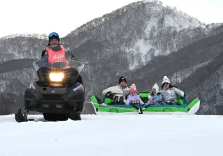雪上ゴムボート爽快　だんパラ室蘭スノーパークでイベント