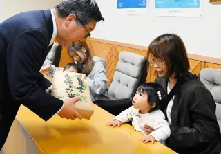 地元産ゆめぴりか贈呈　福島町が1歳児5人に