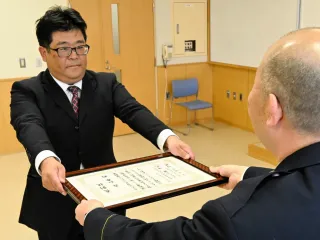 無事故無違反 優良運転者5人を表彰 遠軽署など：北海道新聞デジタル