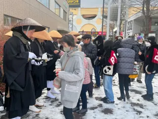 僧侶、歳末助け合い訴え　曹洞宗若手20人托鉢　室蘭