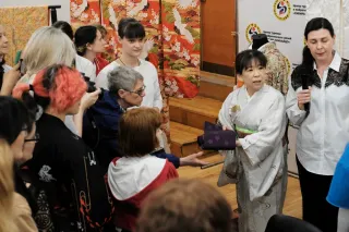 ノボシビルスクで開かれた札幌市との姉妹都市提携35周年を記念したイベントで着物の説明をする「札幌ノボシビルスク協会」の長谷川真奈理事長(右から2人目)=24日