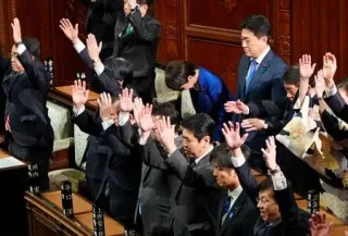 衆院解散、総選挙へ　高市政権、是か非か　2月8日投開票の短期決戦