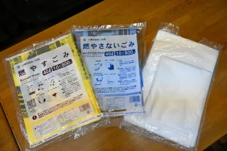 小樽市の指定ごみ袋（左と中央）。在庫不足で15日から右のような市販の袋でも回収を始める
