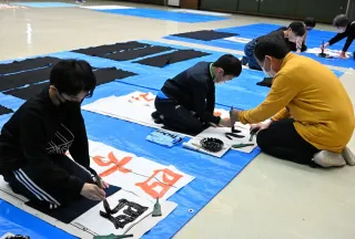 書き初め丁寧に力強く　天塩の児童挑戦