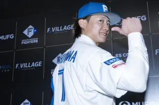 日本ハム復帰の西川が入団会見　「泥くさくやっていく」