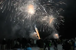 冬の洞爺湖染める大輪　音楽に合わせ花火打ち上げ　12日まで