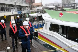 観光船「あおばと」（右）などの安全点検に臨む北海道運輸局の職員
