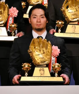 日本ハム伊藤　守備でも輝く　ゴールデングラブ賞表彰式