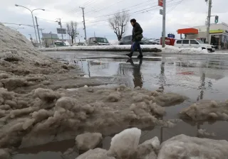 オホーツク管内、季節外れの暖かさ　ウトロ11.7度　道路に水たまり、スケート場閉鎖