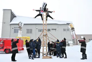 出初め式　伝統のはしご乗り　幌延町消防団