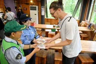 「バイクの日」ニセコパノラマラインで安全運転呼びかけ　岩内署など