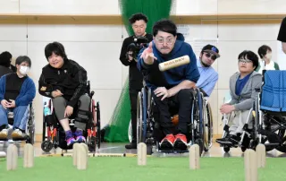 車いすでモルック　健常者と障害者が同じルールで対戦　札幌