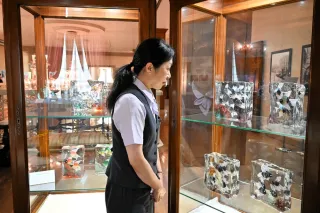 繊細な技術で表現された作品が並ぶ特別展の会場