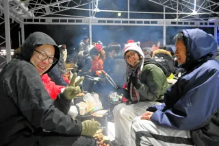 豚肉と酒、氷点下でも「最高」　上富良野で寒中焼肉会