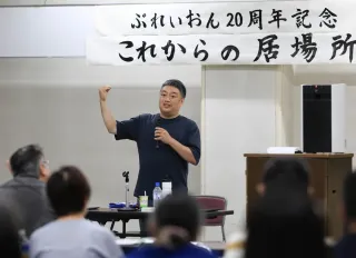 「コミュニティハウスひとのま」での活動について語る宮田隼代表（金本綾子撮影）