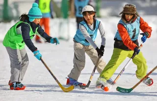 スノーホッケー、小学生から大人まで熱戦　札幌市長杯争奪