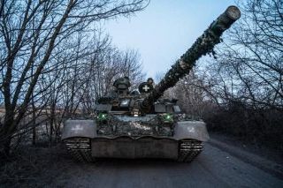 ウクライナ、前線で防御強化　英分析、戦車障害物や塹壕