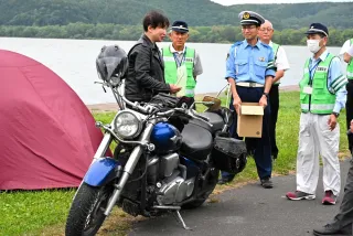 網走湖畔キャンプ場で「バイクの日」交通安全啓発　道外ツーリングライダーに安全運転呼びかけ