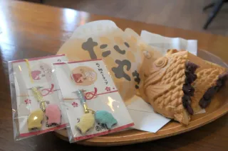 これみっけ！＞ペアの色合い優しく めで鯛ストラップ＝鯛焼きカフェ