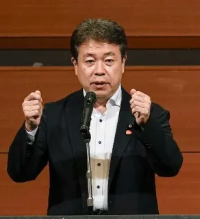 和歌山市内で演説する自民党の鶴保庸介参院予算委員長=8日午後