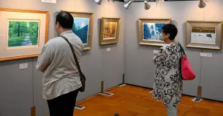 東山魁夷作品にうっとり　仁木で版画展