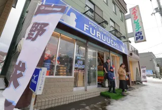 札幌・南区の住宅街にポツン…客足絶えぬ野球専門店　「スポーツショップ古内」ユーチューバー絶賛　なぜ海外からも集まる？＜うちの街ダネ！＞