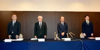 元経理職員による着服について記者会見で謝罪する開新学園の甲斐達也理事長（右から2人目）ら=18日午後、熊本市