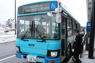 滝川西高生へ「卒業おめでとう」 空知中央バスが行き先表示で“祝辞