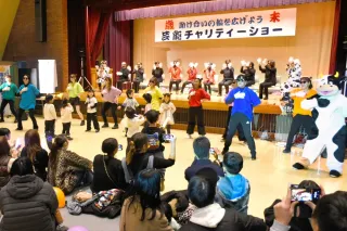 軽快なダンスも披露　豊富で歳末チャリティーショー