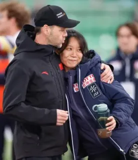 女子1000メートルで優勝し、コーチと抱き合う高木美帆（右）。1500メートルに続いてミラノ・コルティナ冬季五輪代表入りを確実にした=ハーマル（共同）