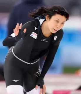 女子1000メートルのレースを終え、観客に手を振る高木美帆。1分14秒39で優勝し、1500メートルに続いてミラノ・コルティナ冬季五輪代表入りを確実にした=ハーマル（共同）