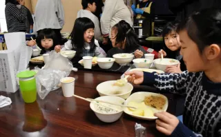 食事や演奏、多世代にぎやかに　富良野で子ども食堂