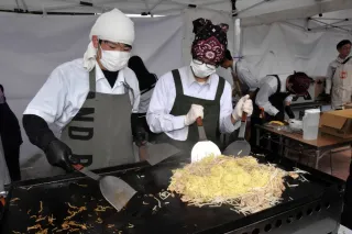 道の駅「スタープラザ芦別」で昨秋開催された「高校生カフェ」でオムレツを載せた焼きそばを作る生徒たち。本年度から任意団体に主催が変わる