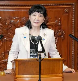 「強い経済」へ構造転換、財務相　歳出入を見直し