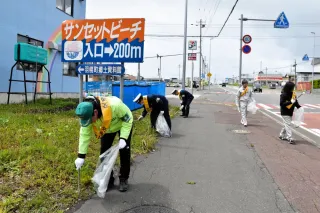 羽幌署員ら国道を清掃