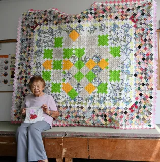 ハンドメイド　ベッドカバー　パッチワークキルト 湧別の94歳女性がパッチワークキルトでベッドカバー完成 医師の助言で