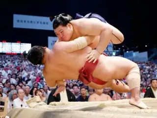 安青錦、琴栄峰が1敗首位 豊昇龍4敗目、大の里6勝目：北海道新聞デジタル