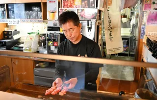 27日に閉店する味鳥中央店の店主、福地茂夫さん。「一本一本心を込めて焼いている」と話す
