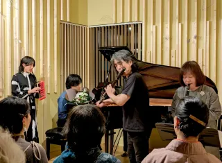 自身が設計した札幌市西区の「クリークホール」で演奏する畠中秀幸さん（中央右から２人目）