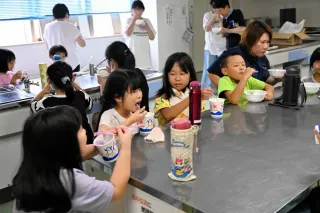 冷たいかき氷をおいしそうにほおばる子どもたち